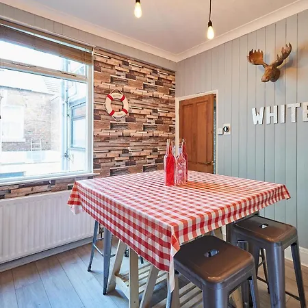 בית נופש Host & - George House