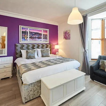 Host & - George House * Whitby